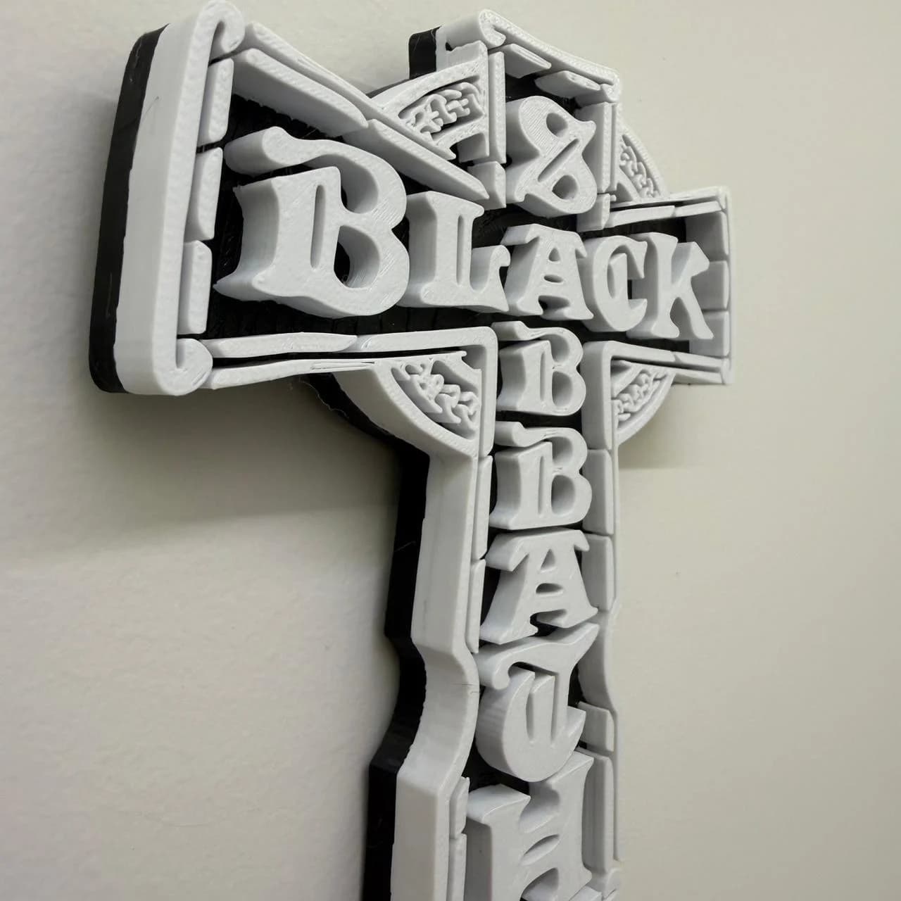 Cruz Gótica na parede - Vista em ambiente decorativo