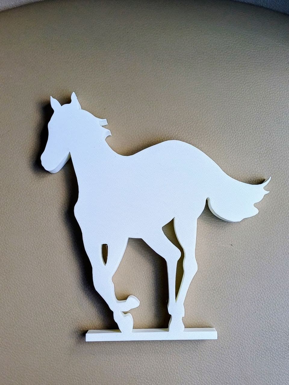 Cavalo Branco - Detalhe lateral da estatueta