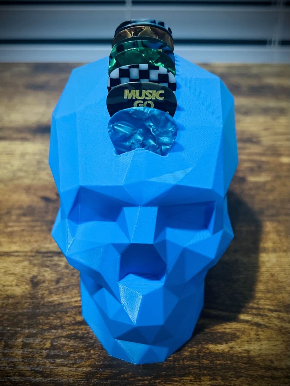 Detalhe do Porta-palhetas Caveira Rock com palhetas coloridas encaixadas no topo