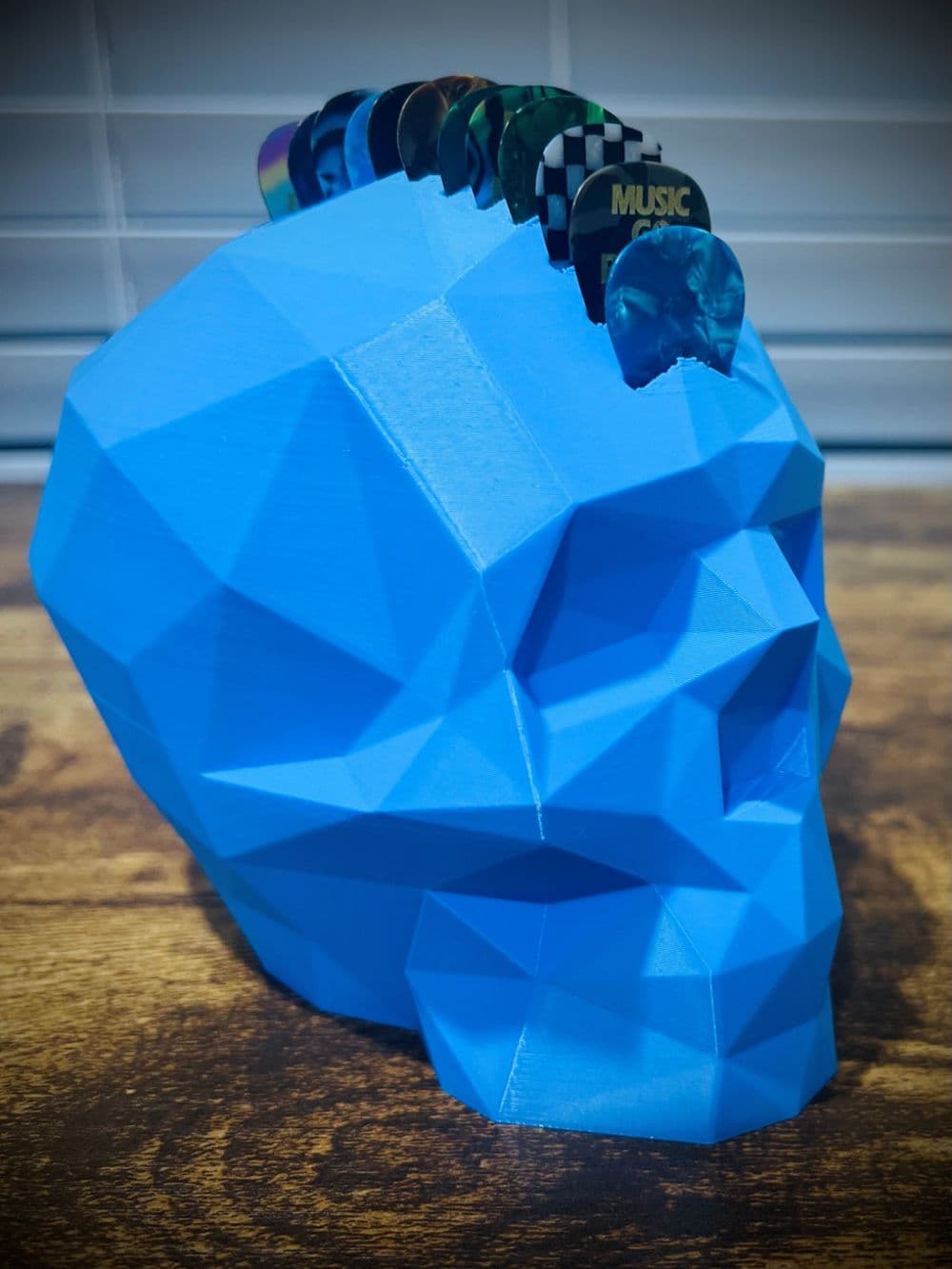 Porta-palhetas Caveira Rock vista lateral mostrando profundidade e acabamento artesanal