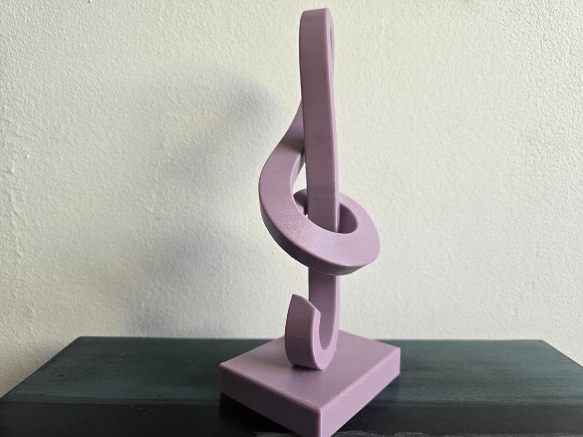 Detalhe da Escultura Clave de Sol mostrando curvas e acabamento artesanal