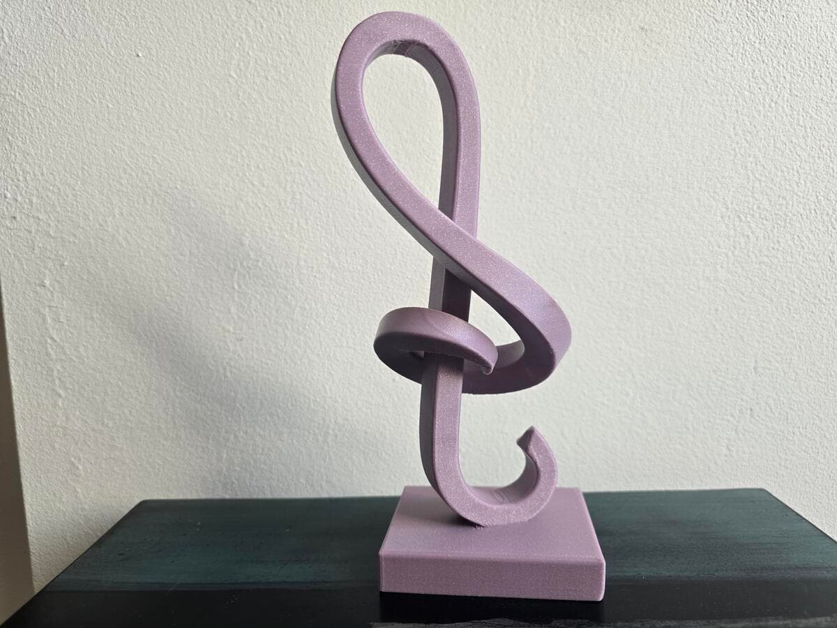 Escultura Clave de Sol em ambiente decorado mostrando escala e acabamento premium