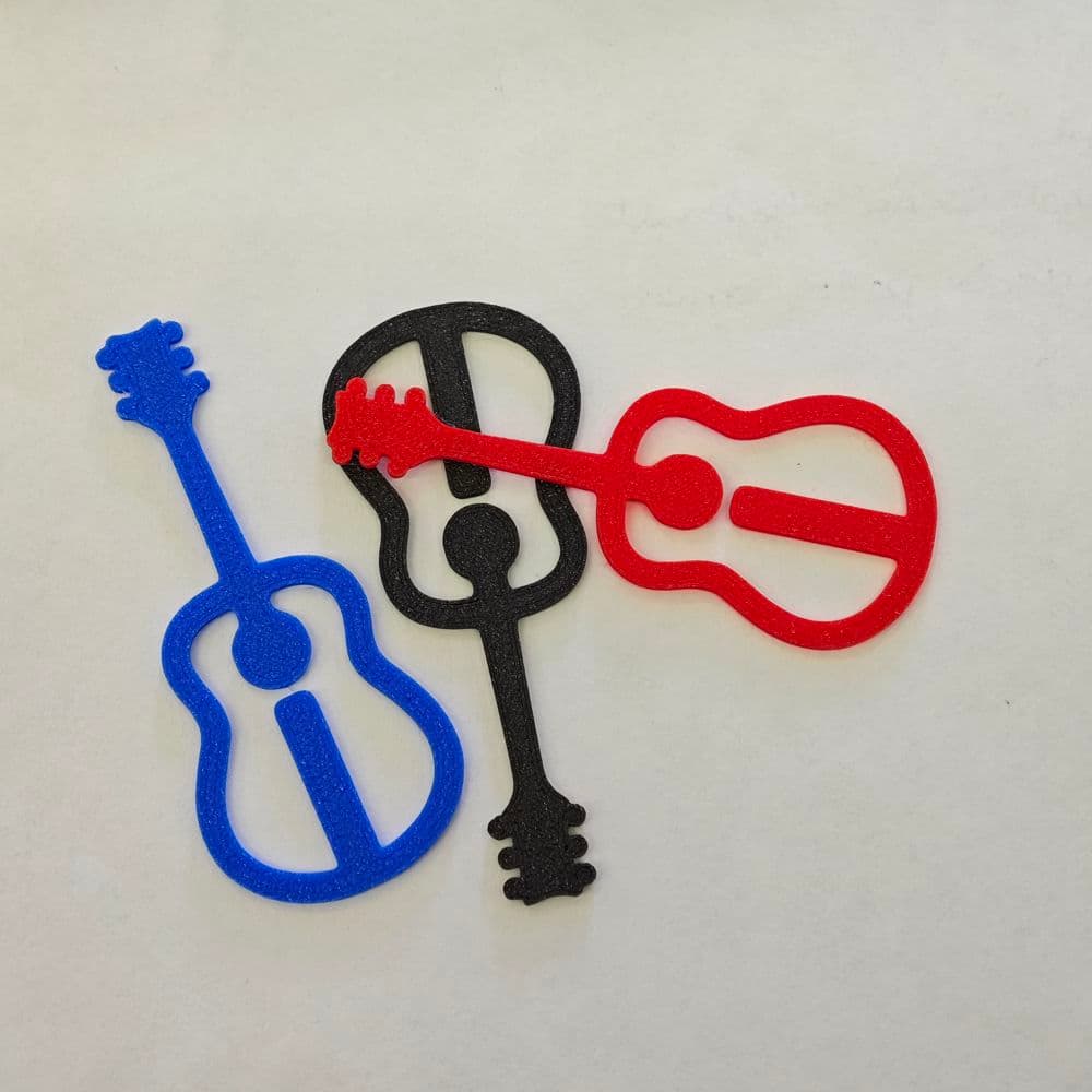 Marcador de página guitarra artesanal encaixado em livro mostrando funcionalidade