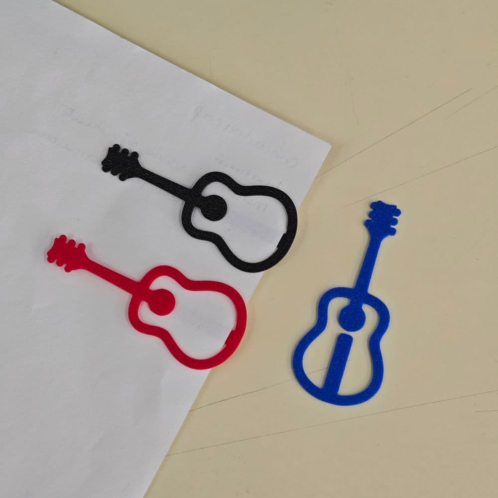 Detalhe dos marcadores de página guitarra artesanais em cores sortidas
