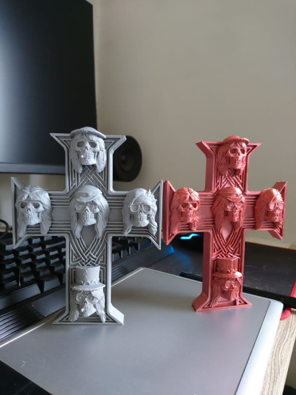 Escultura Cruz Caveiras em duas cores, branco e vermelho