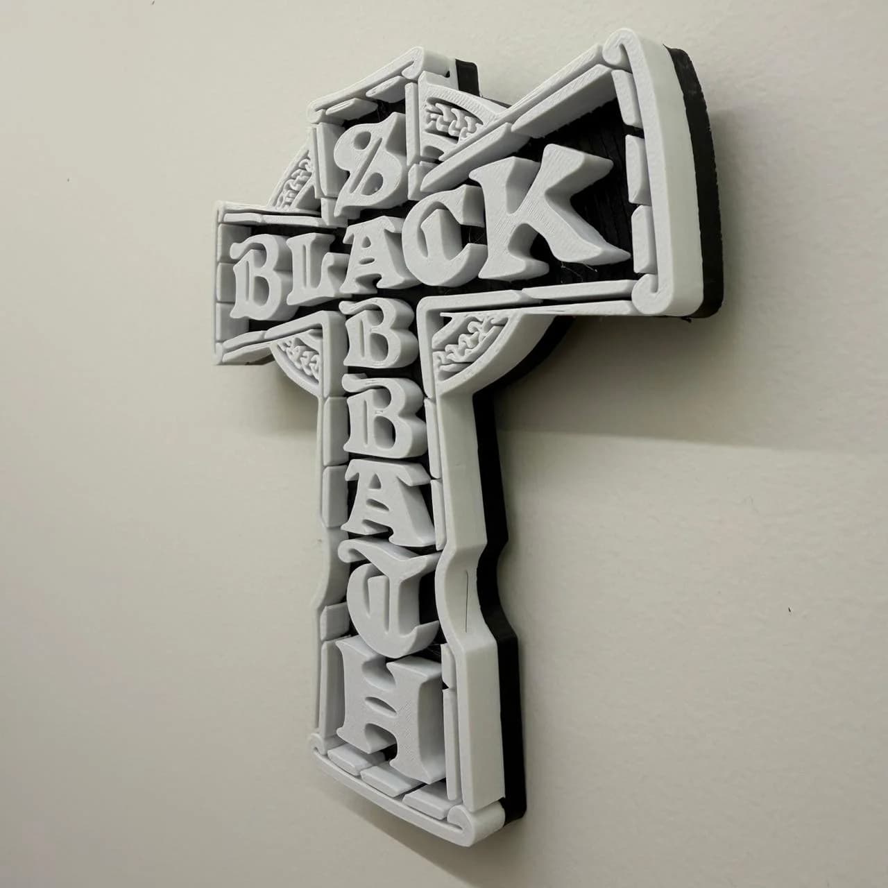Cruz Gótica - Detalhe do relevo e acabamento artesanal