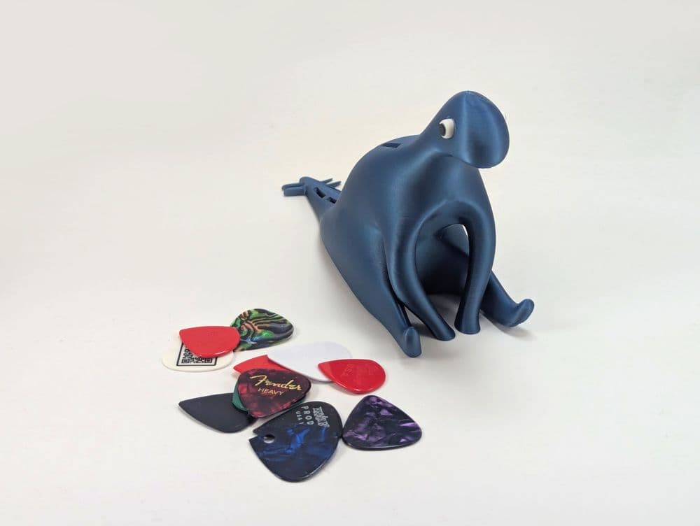 Porta-palhetas Dinossauro vista lateral mostrando proporção e acabamento artesanal