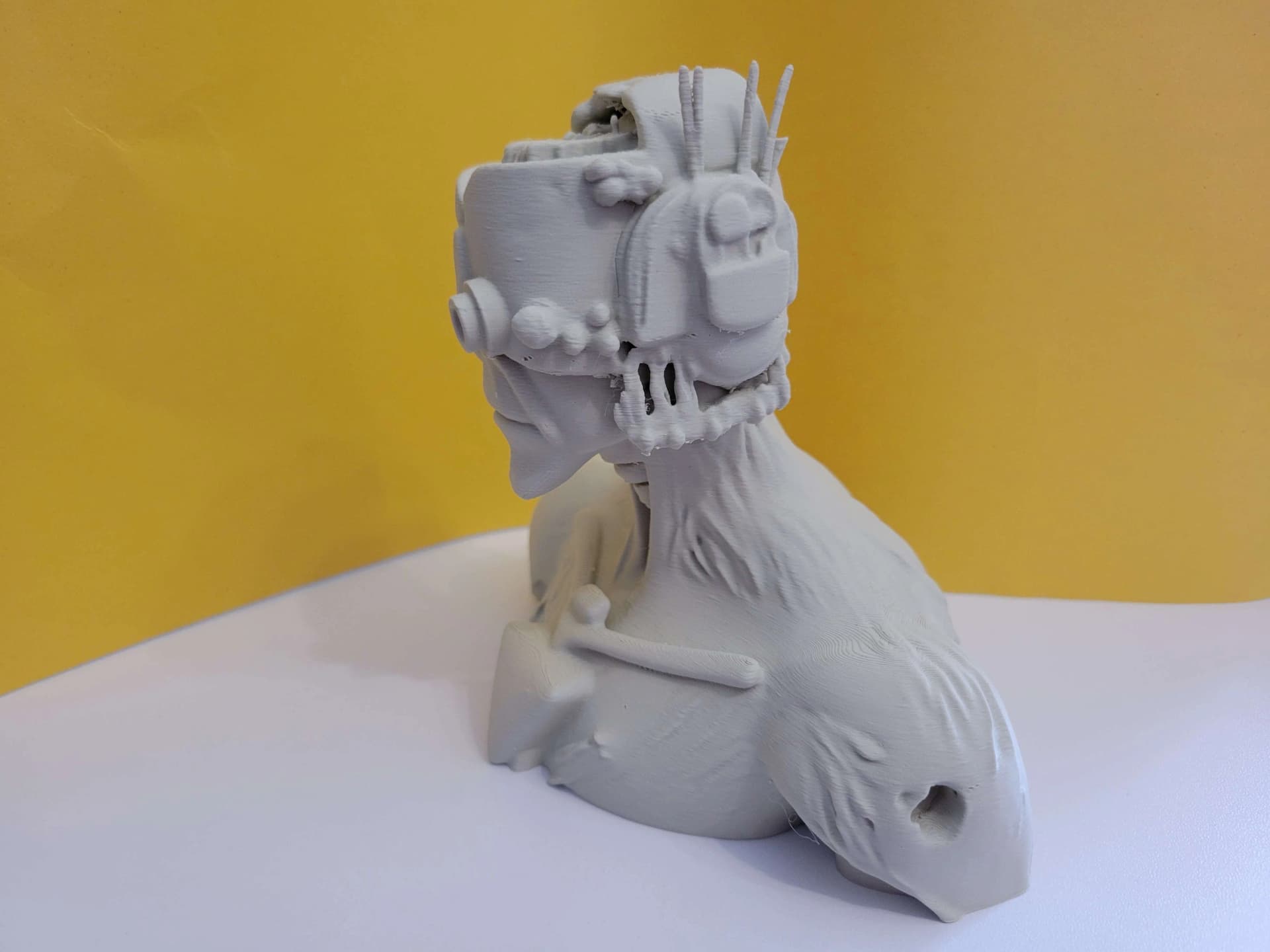 Detalhe da textura marmorizada da escultura Eddie