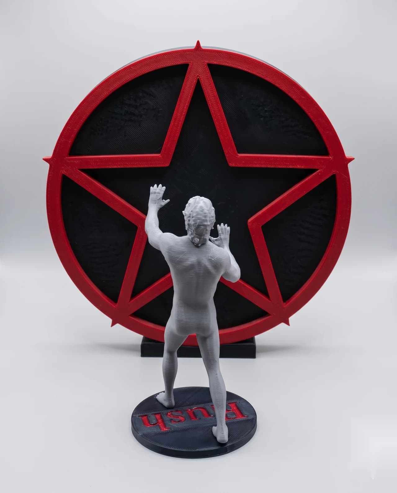 Escultura artesanal da figura na estrela, vista traseira