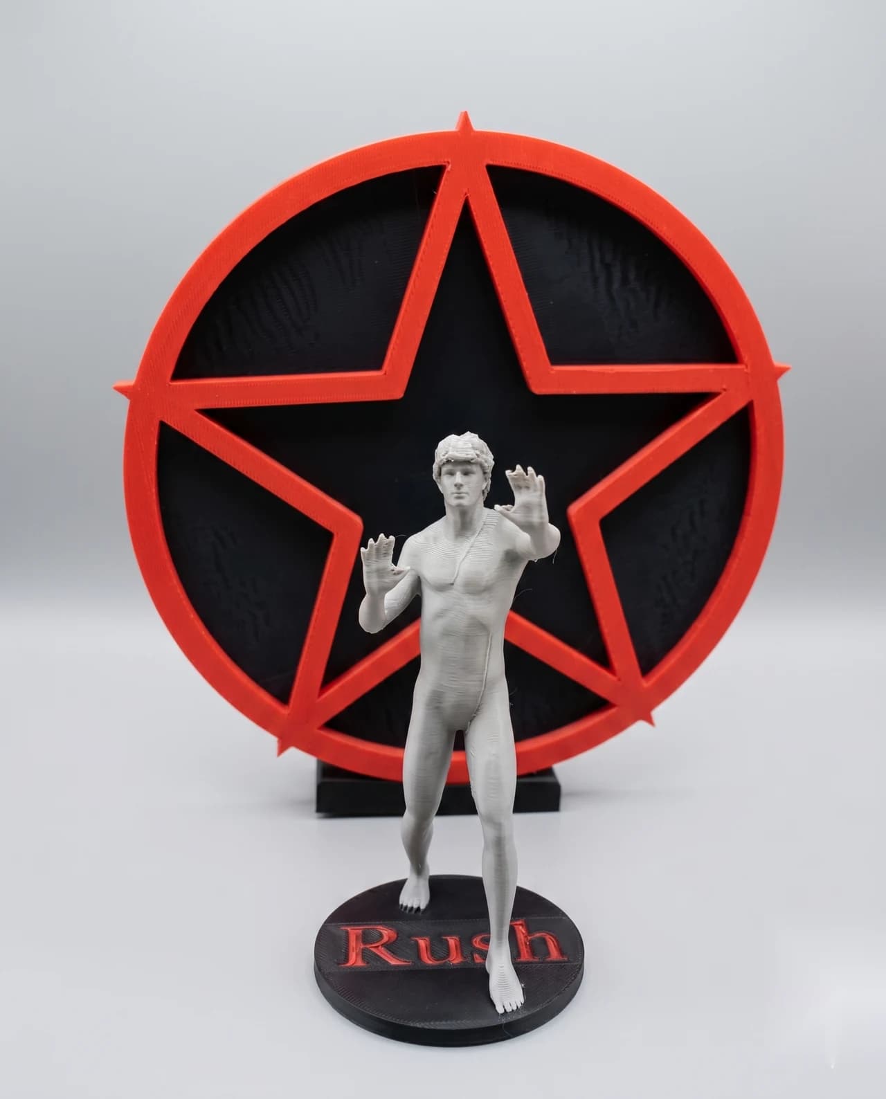 Escultura artesanal da figura humana na estrela vermelha de cinco pontas, vista frontal