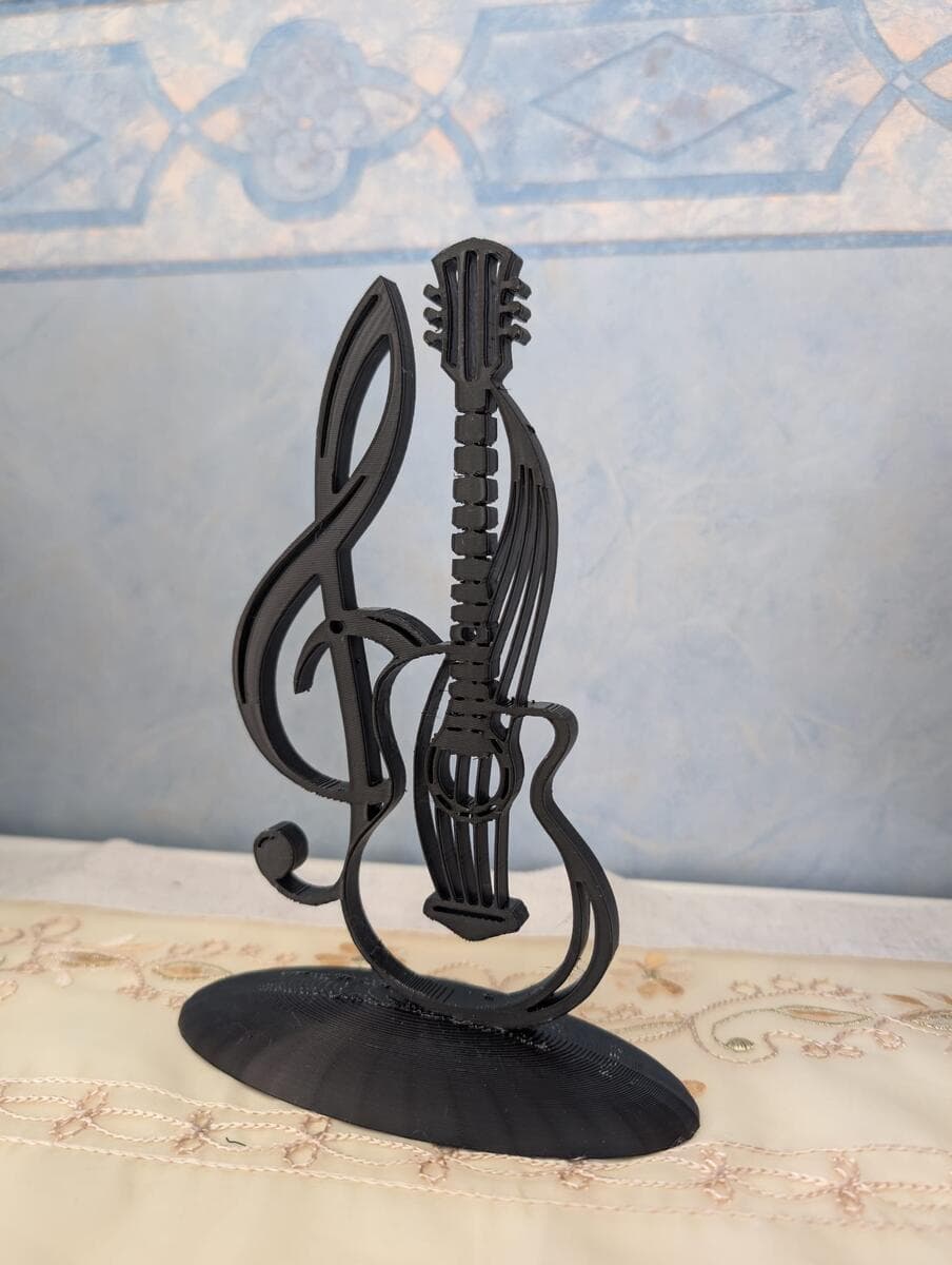 Escultura Nota Musical vista frontal com detalhes da guitarra integrada