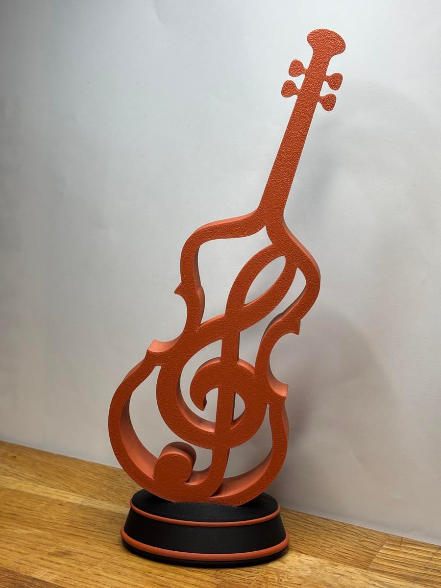 Escultura Violino vista lateral mostrando detalhes em relevo e acabamento artesanal