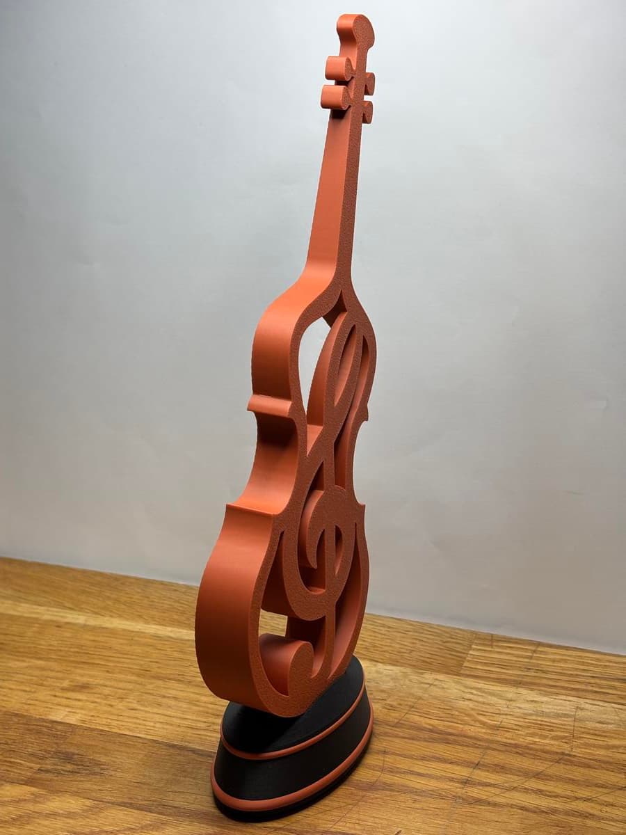 Escultura Violino vista frontal com detalhes do instrumento em relevo