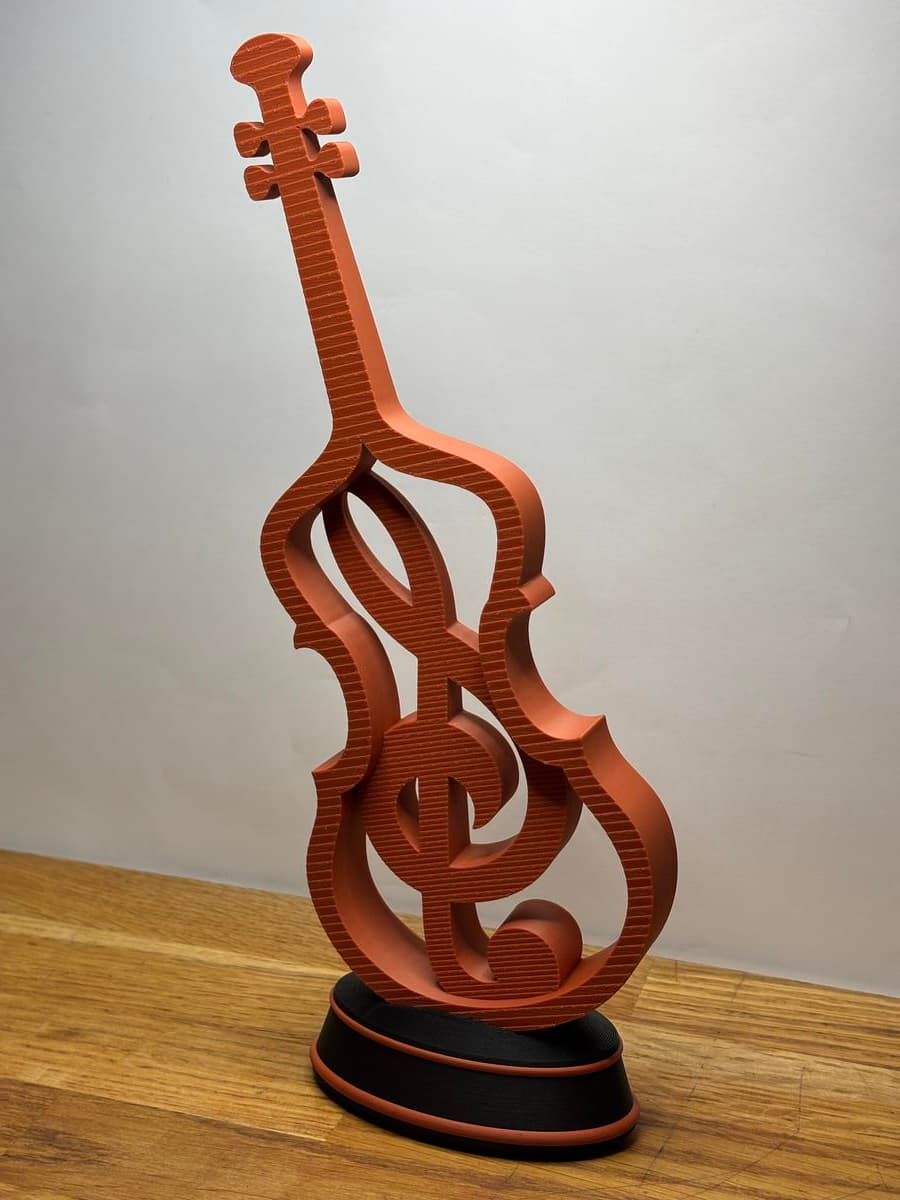 Escultura Violino em diferentes ângulos mostrando profundidade do relevo