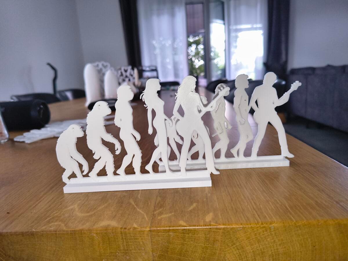 Detalhe da Escultura Evolução do Baixista com silhuetas do macaco ao baixista completo