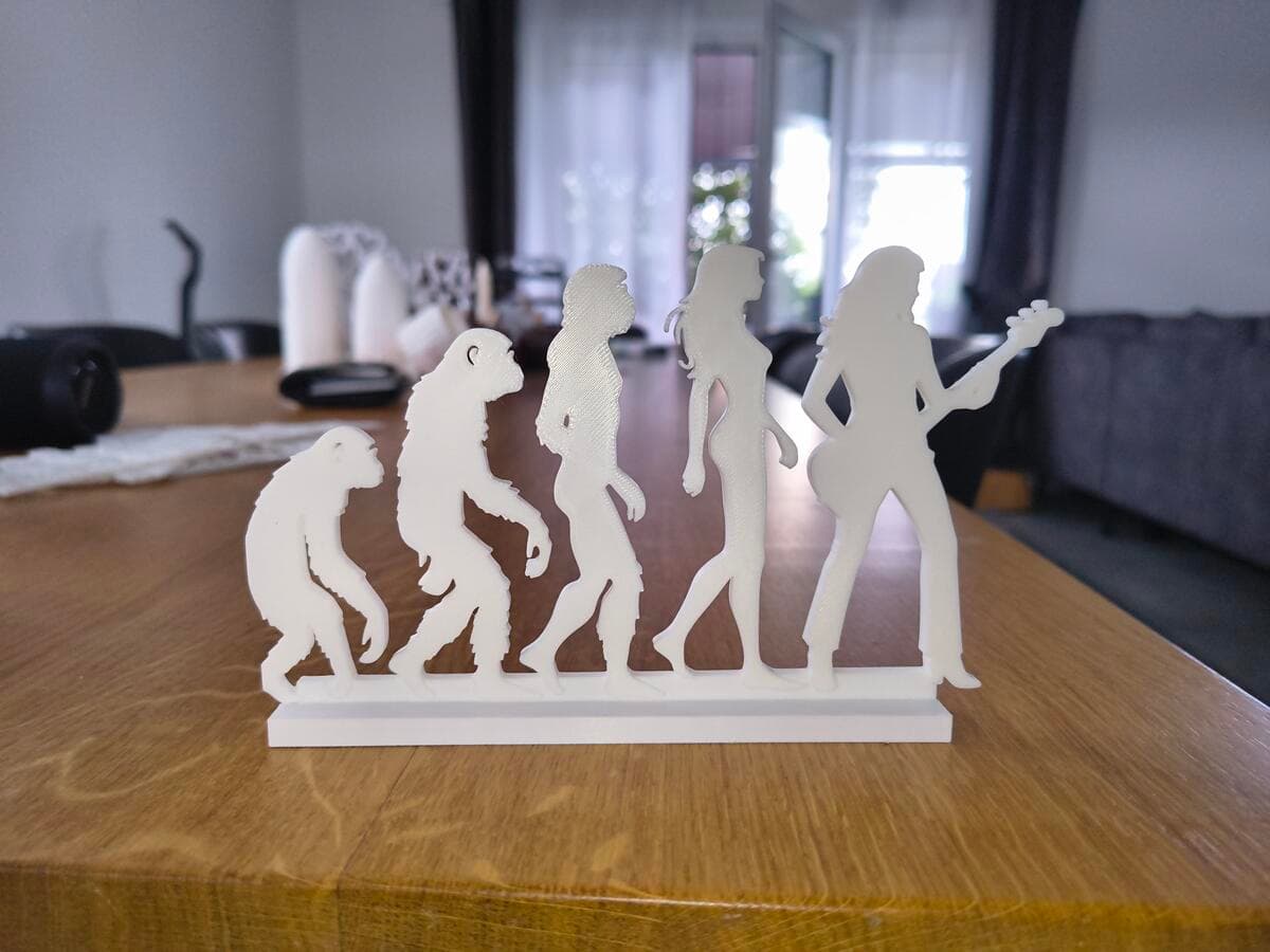 Escultura Evolução do Baixista vista frontal mostrando toda a progressão de silhuetas