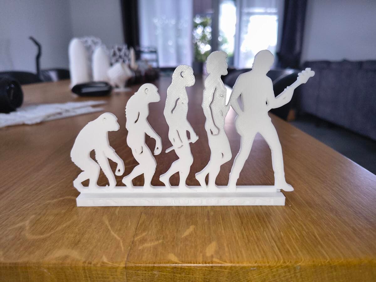 Escultura Evolução do Baixista em close mostrando detalhes do baixo e postura do músico