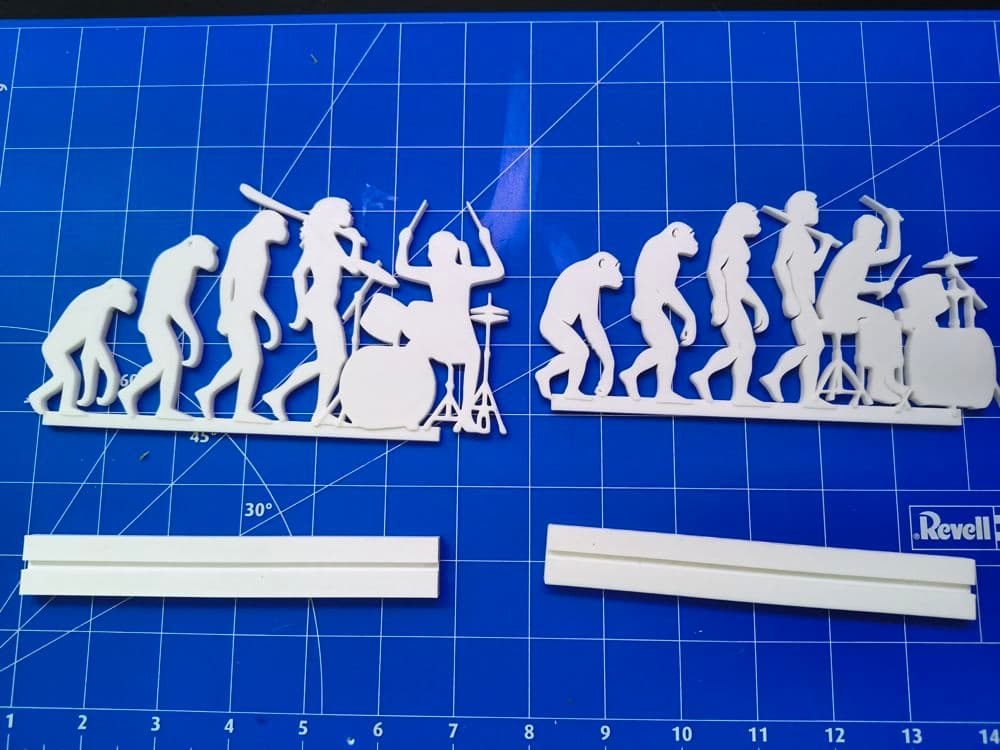 Detalhe da Escultura Evolução do Baterista com silhuetas do macaco ao baterista completo