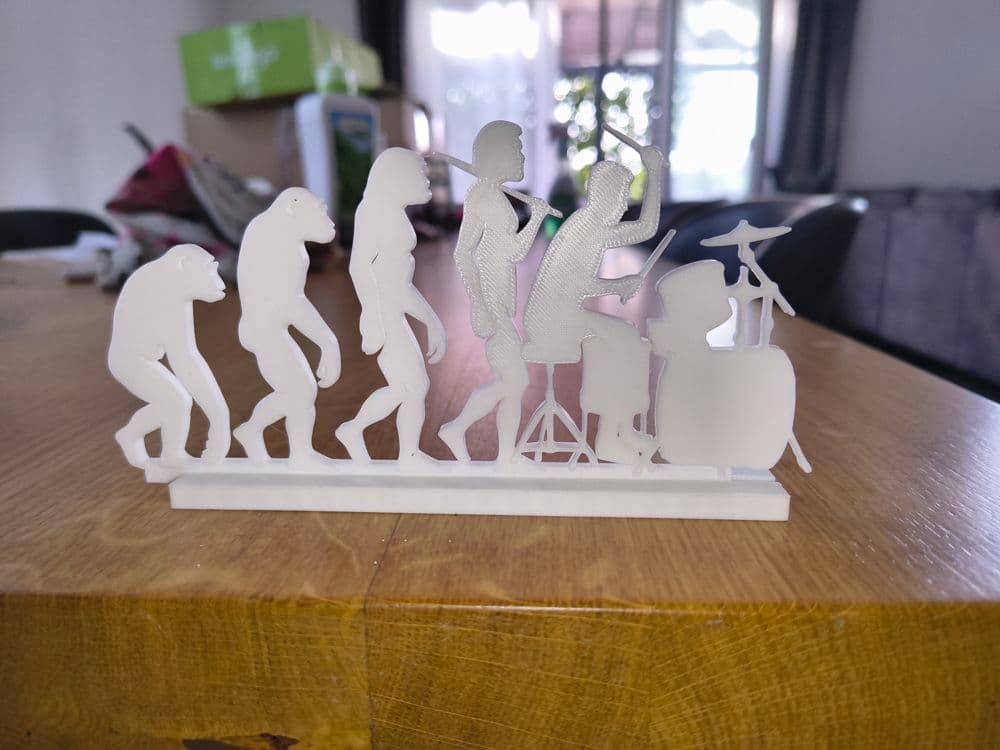 Escultura Evolução do Baterista vista frontal mostrando toda a progressão de silhuetas