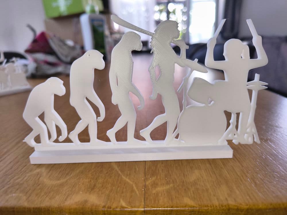 Escultura Evolução do Baterista em close mostrando detalhes da bateria e postura do baterista