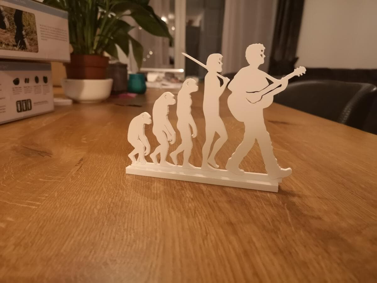 Detalhe da Escultura Evolução do Guitarrista com silhuetas do macaco ao guitarrista completo
