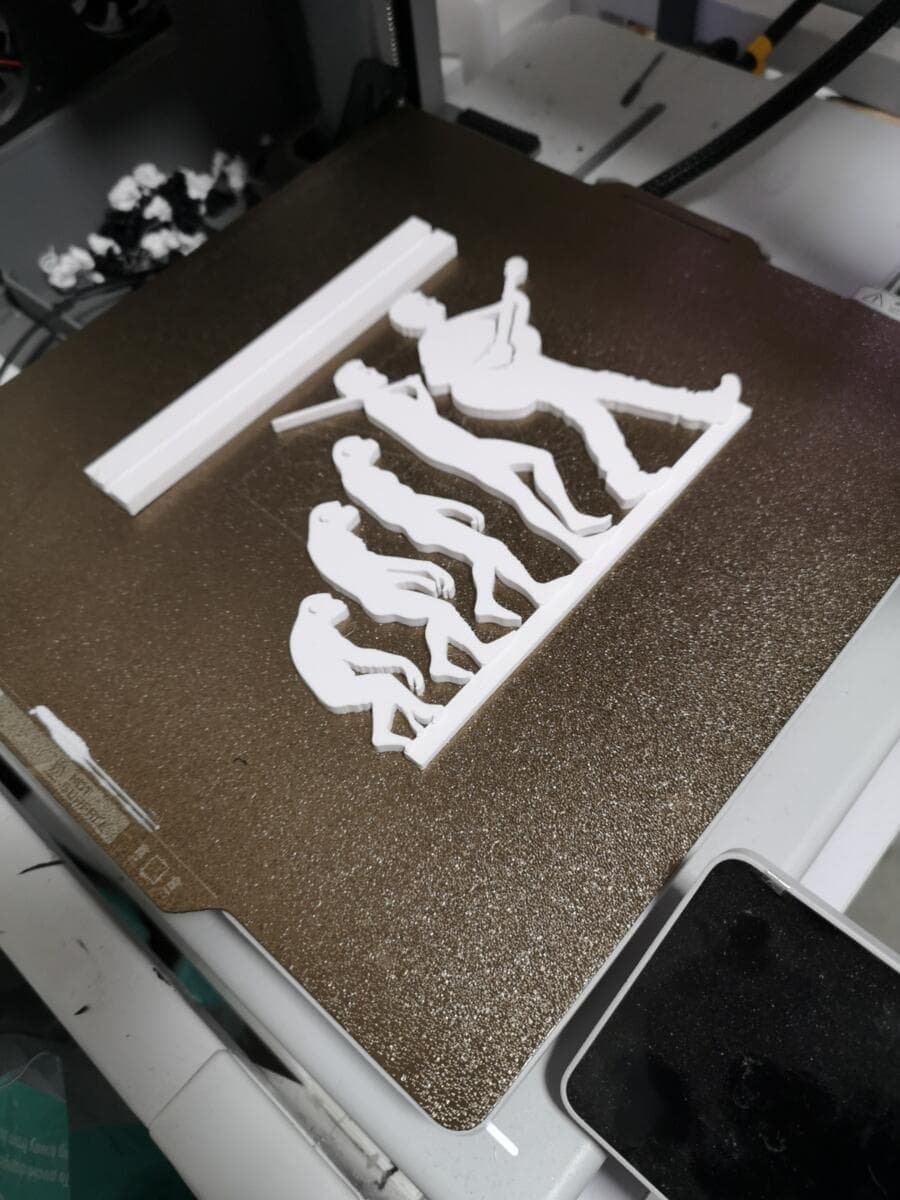 Escultura Evolução do Guitarrista vista frontal mostrando toda a progressão de silhuetas