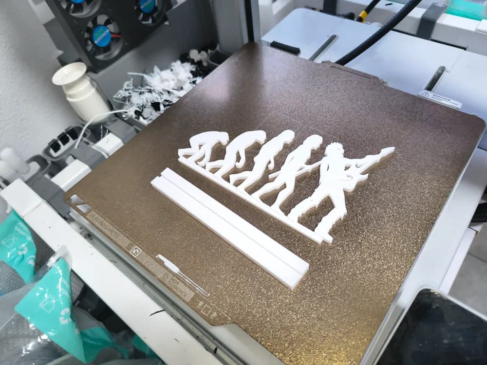 Detalhe da Escultura Evolução do Metal com silhuetas do macaco ao guitarrista