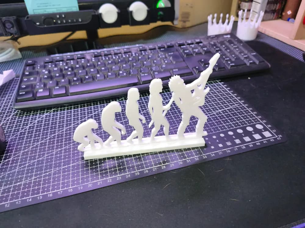 Escultura Evolução do Metal vista lateral mostrando espessura e acabamento