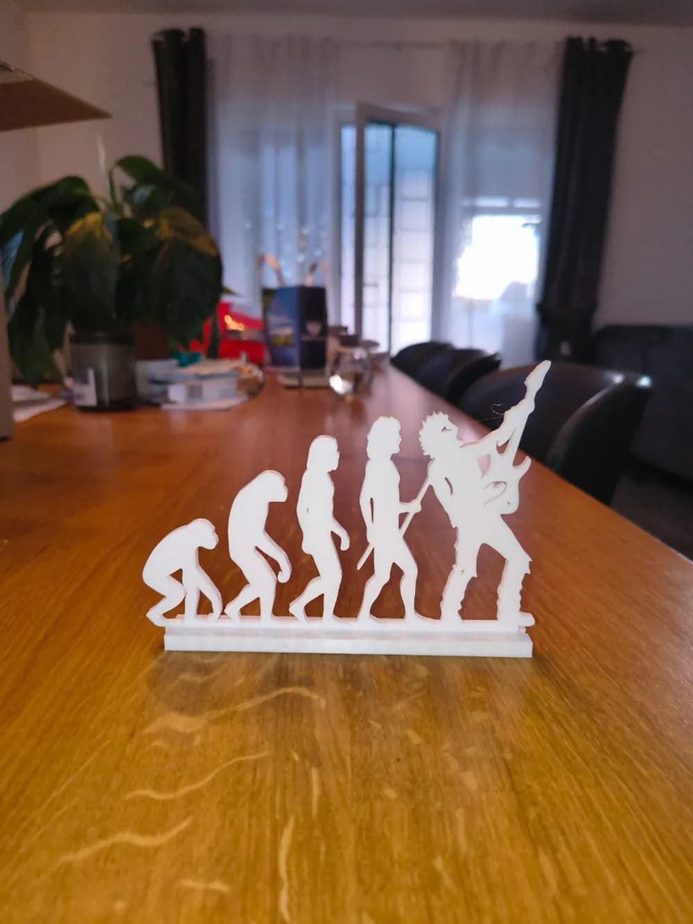 Escultura Evolução do Metal em ambiente decorado com iluminação suave