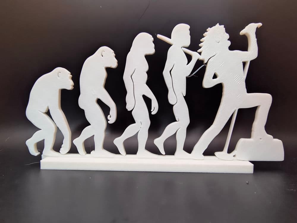 Detalhe da Escultura Evolução do Rock Star com silhuetas do macaco ao cantor de rock