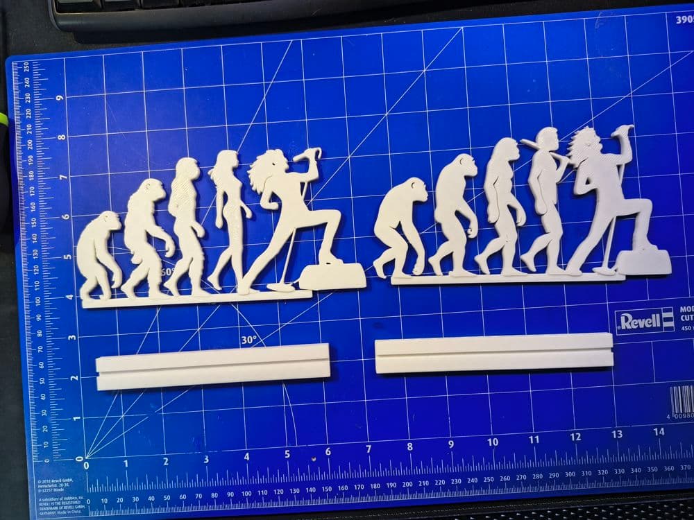 Escultura Evolução do Rock Star em ambiente decorado mostrando escala e acabamento