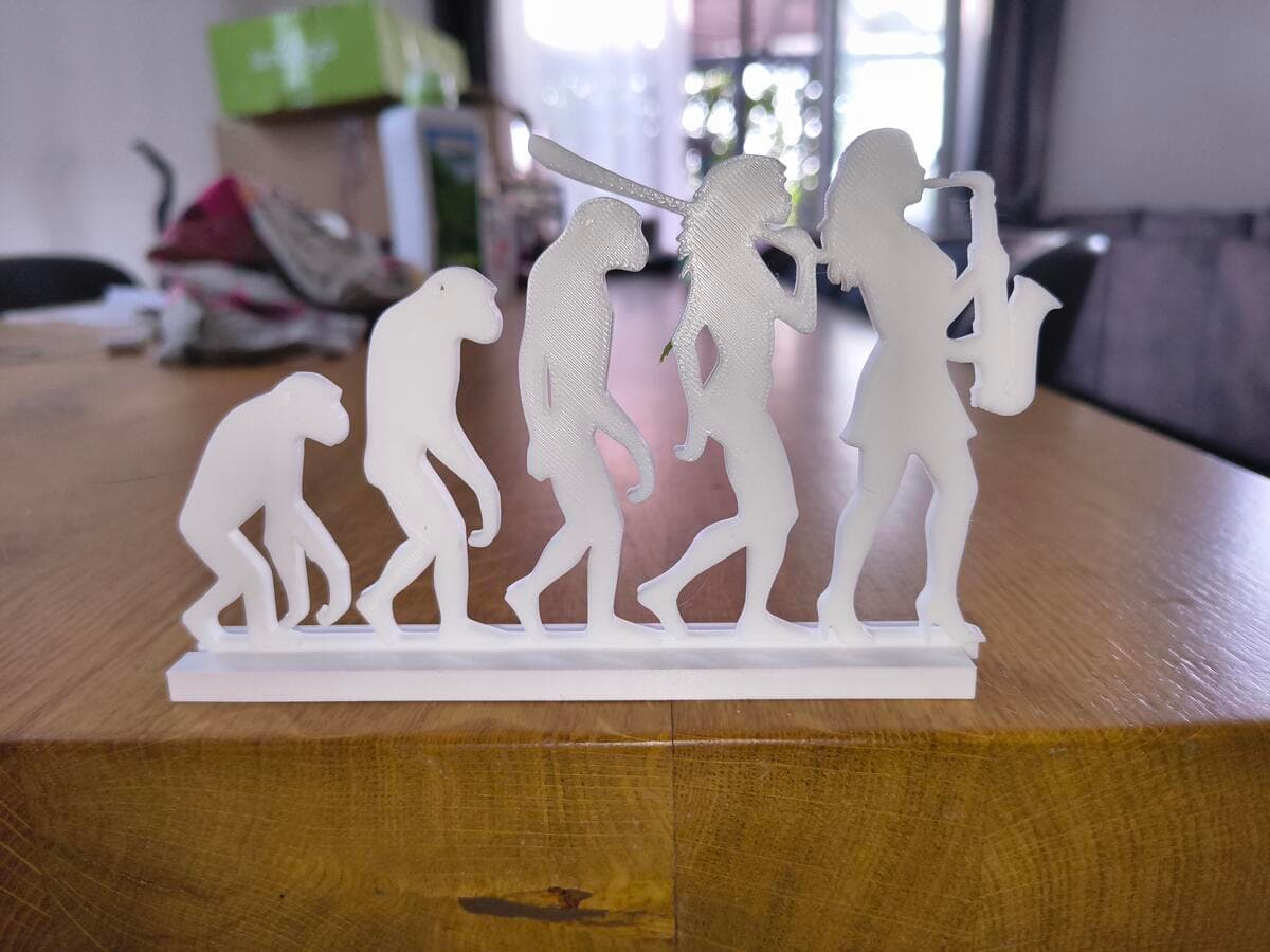 Detalhe da Escultura Evolução do Saxofonista com silhuetas do macaco ao músico de jazz