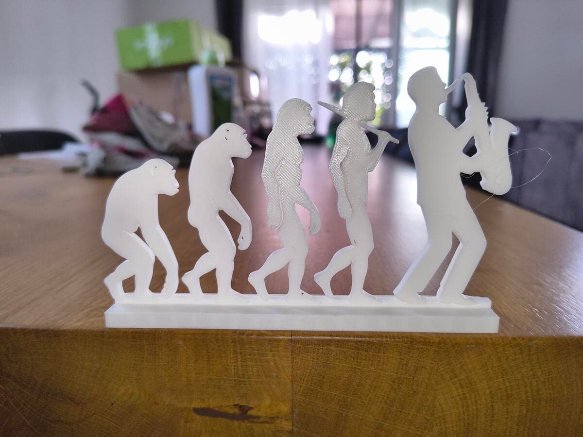 Escultura Evolução do Saxofonista vista frontal mostrando toda a progressão de silhuetas