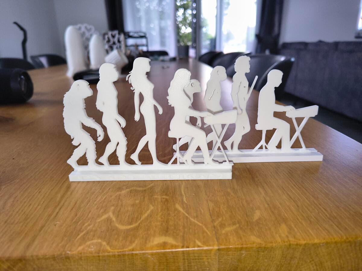 Detalhe da Escultura Evolução do Tecladista com silhuetas do macaco ao músico de teclado