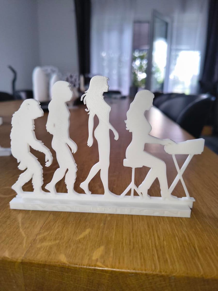 Escultura Evolução do Tecladista vista frontal mostrando toda a progressão de silhuetas