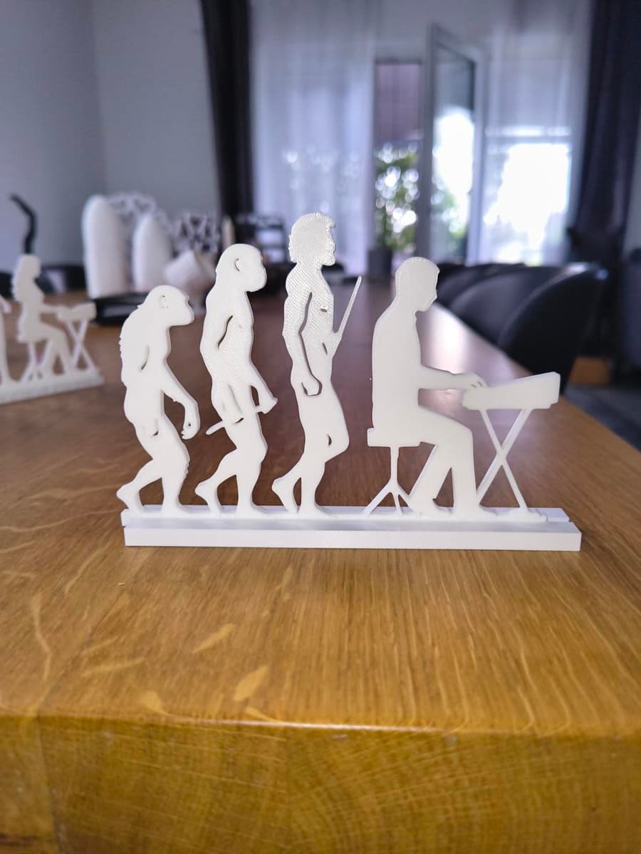 Escultura Evolução do Tecladista em ambiente decorado mostrando escala e acabamento artesanal