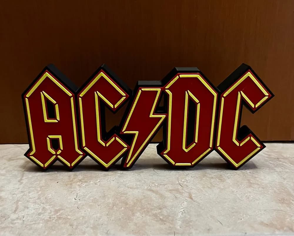 Escultura Logo Raio em detalhe, close nas letras e raio central