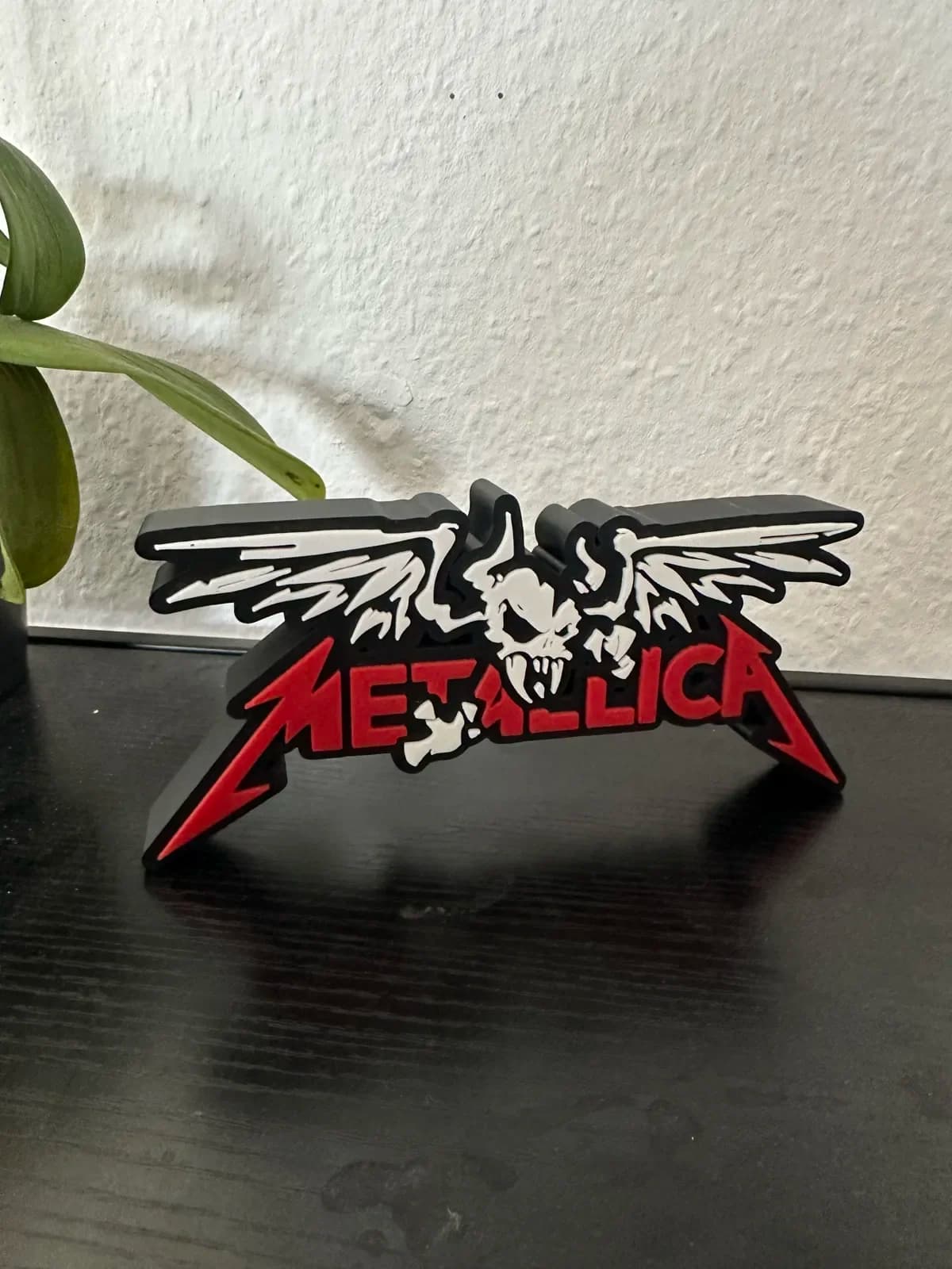 Escultura Logo Metallica - em ambiente escuro