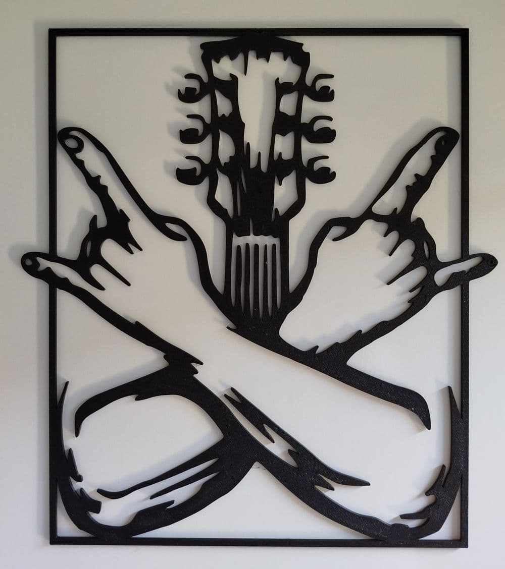 Arte de parede Moldura Rock montada na parede mostrando escala e acabamento artesanal