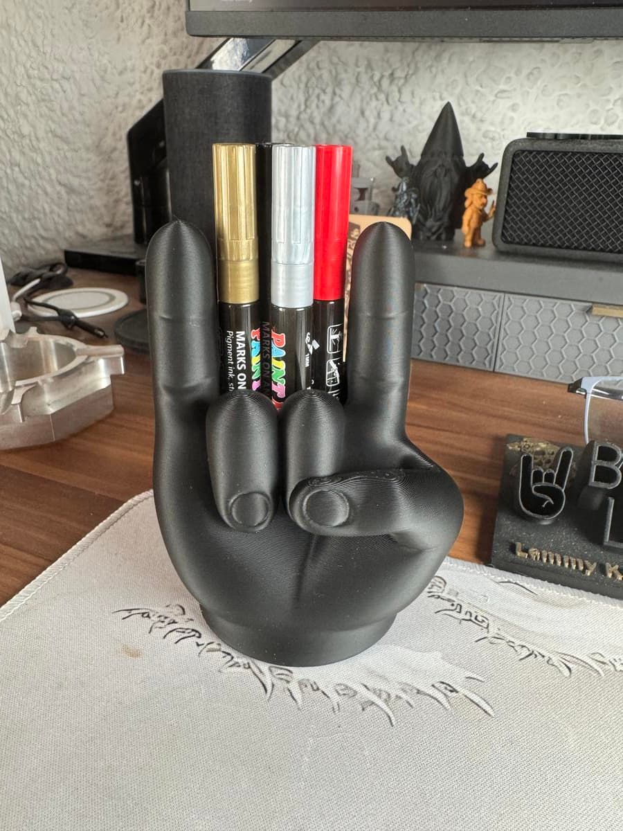 Porta-canetas Heavy Metal vista frontal com canetas sortidas