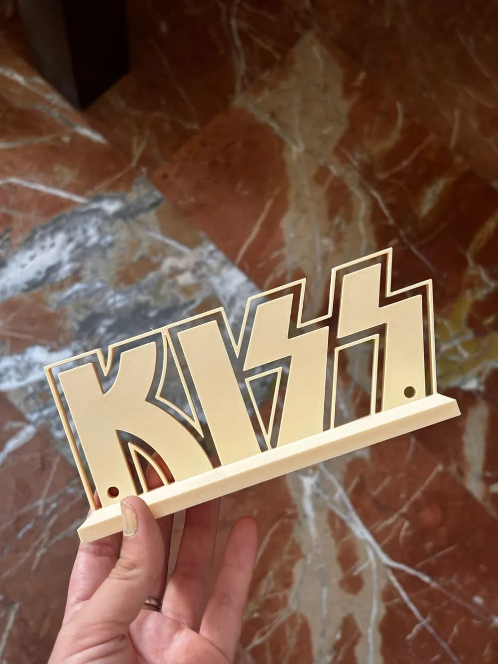 Prateleira artesanal logo rock em detalhe, ângulo diagonal