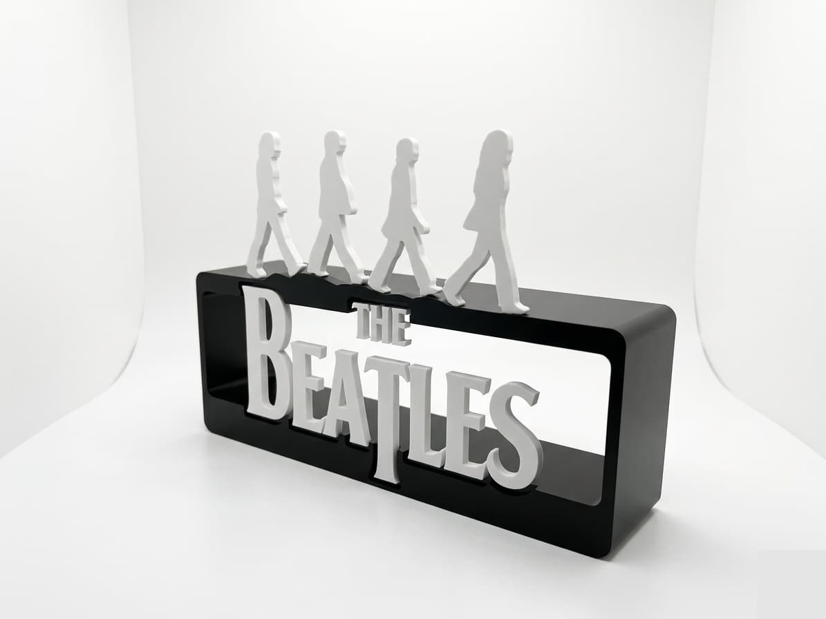Quarteto - Escultura vista em perspectiva com logo em relevo