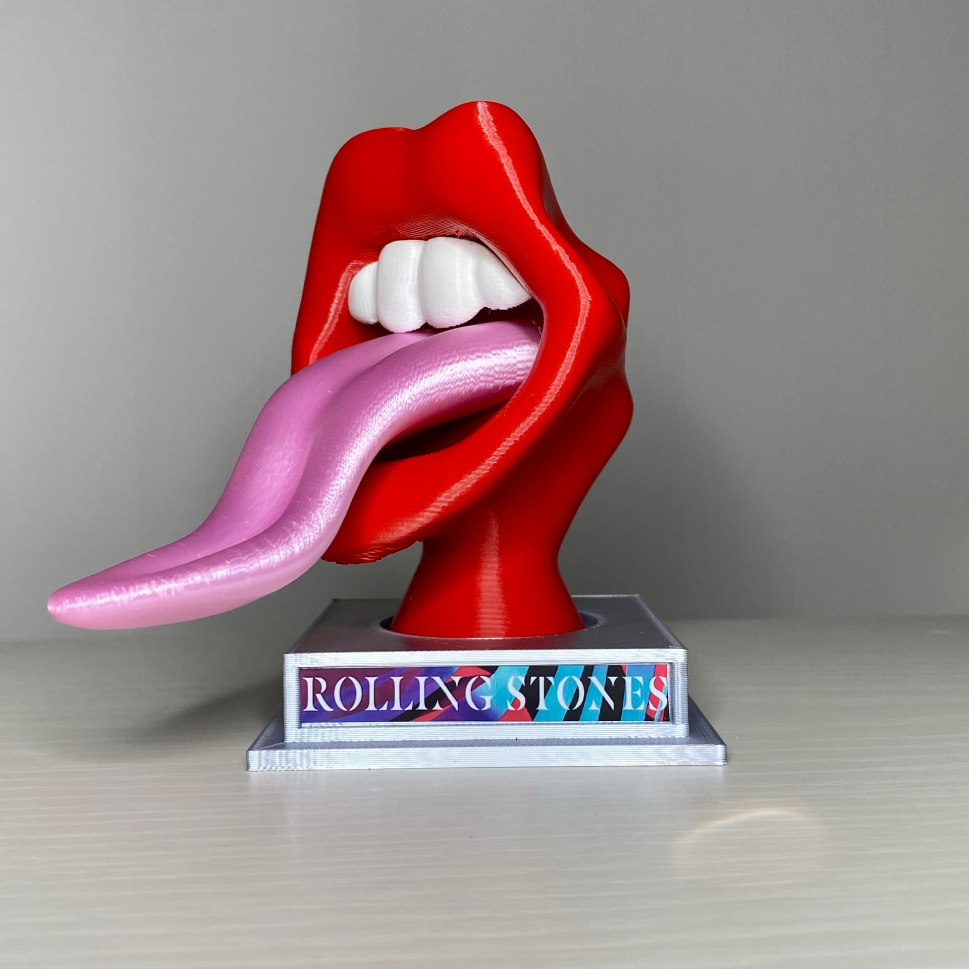 Escultura Troféu Lábios Rock vista lateral mostrando profundidade