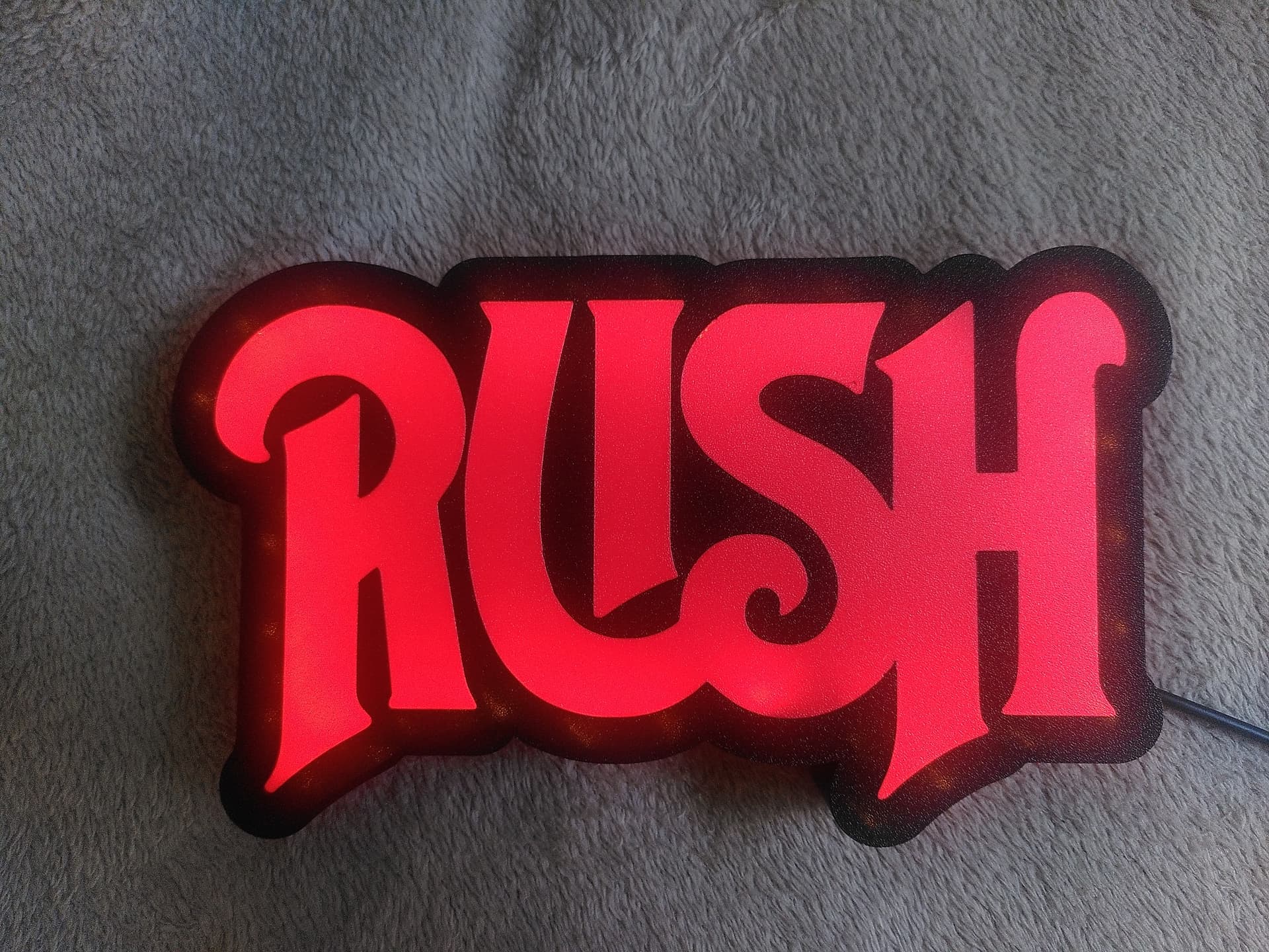 Luminária Rush acesa - vista frontal