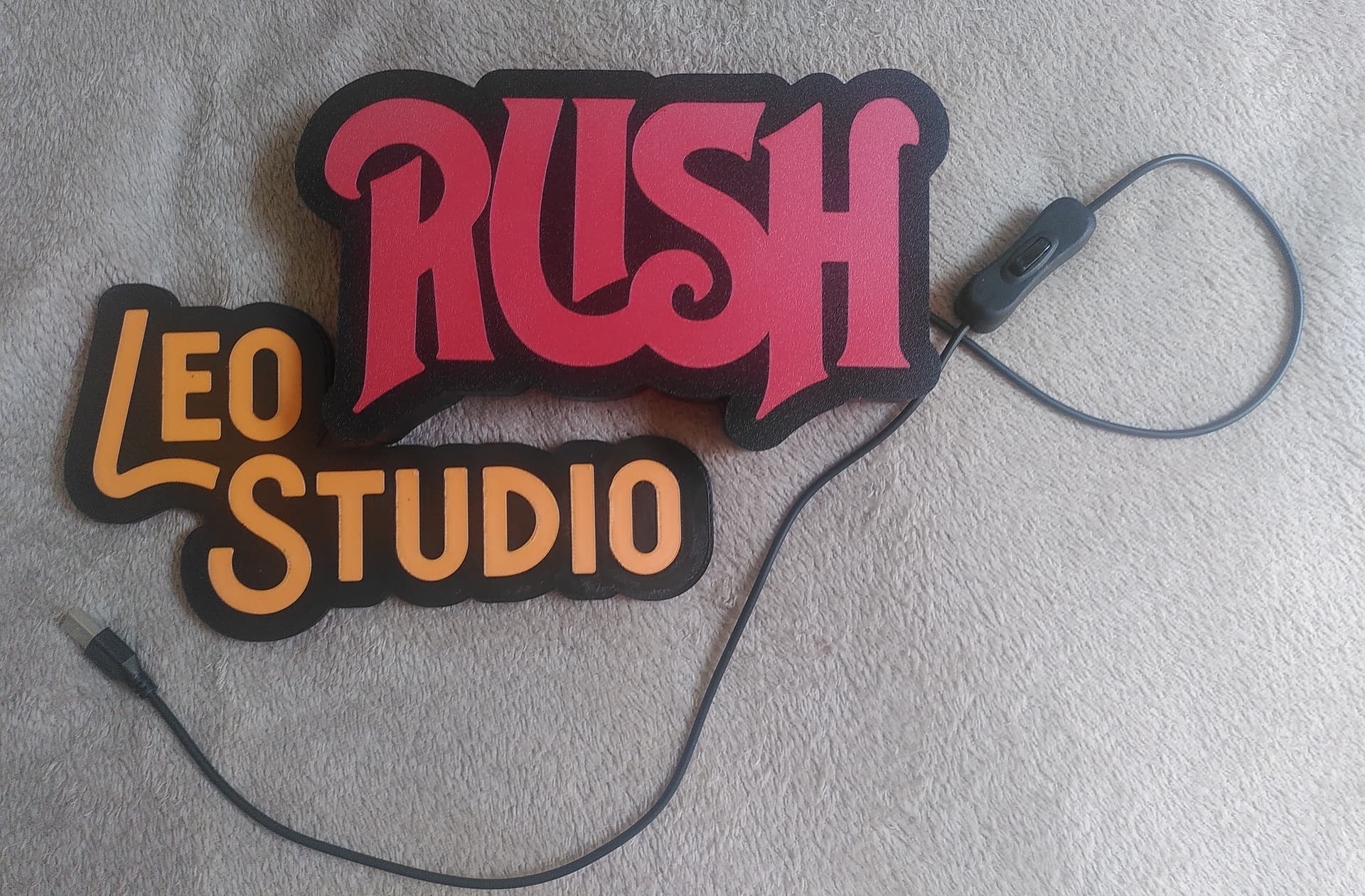 Luminária Rush com placa Leo Studio - ambiente claro