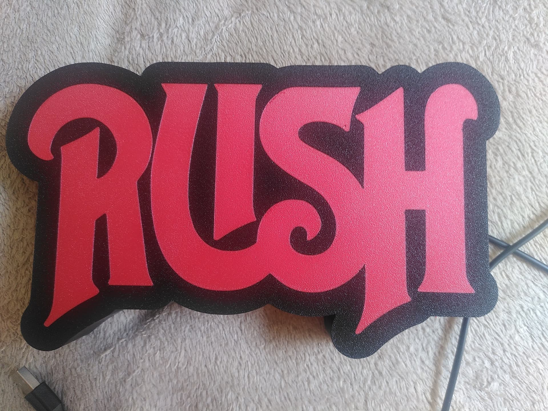 Luminária Rush - detalhe do logo em relevo