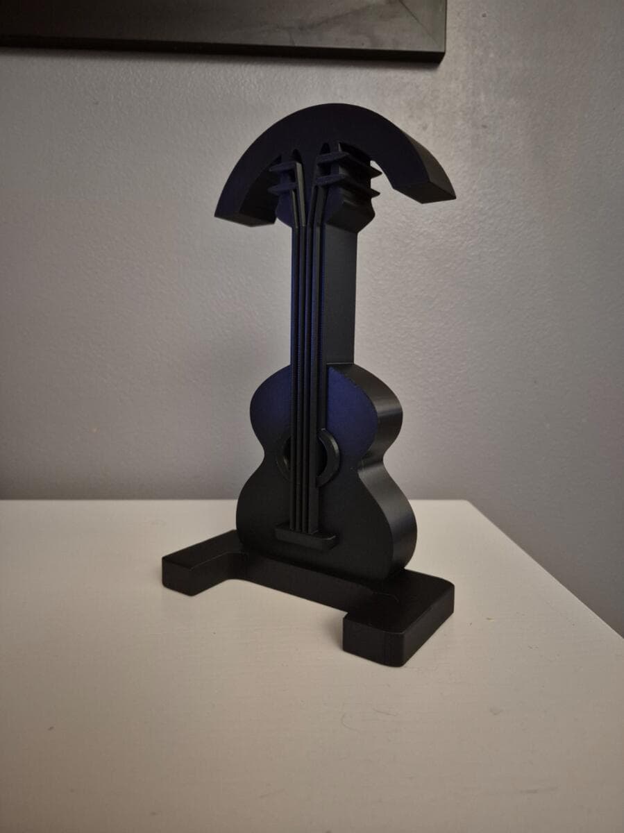 Suporte para fone guitarra com fone de ouvido encaixado mostrando funcionalidade