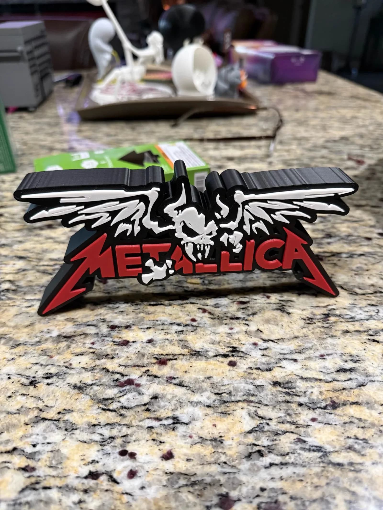 Escultura Logo Caveira com Asas em detalhe, close na caveira com asas