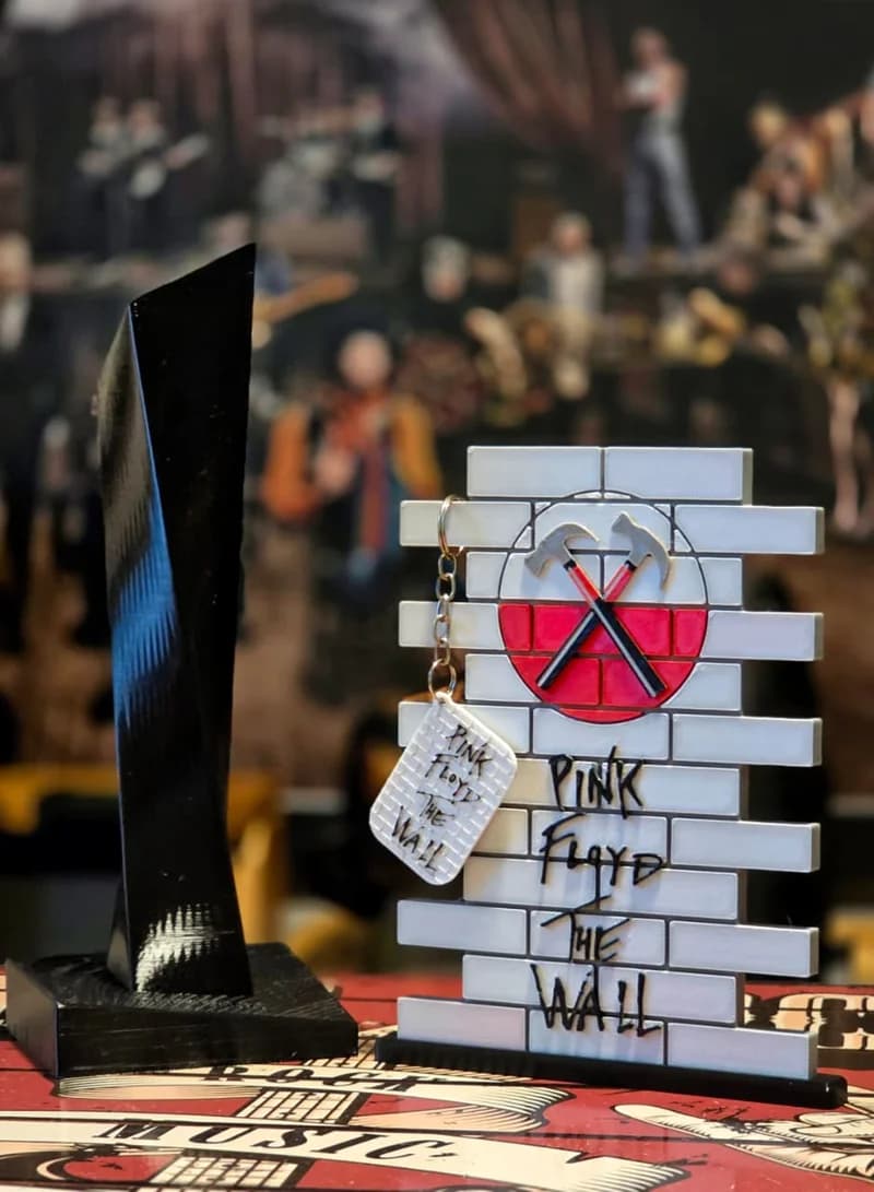 Obelisco + Muro de Tijolos na estante de Auridan T.