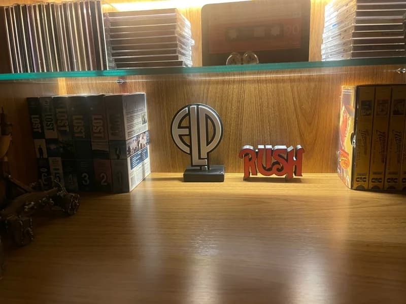 ELP + Rush Logo na estante de Carlos E.